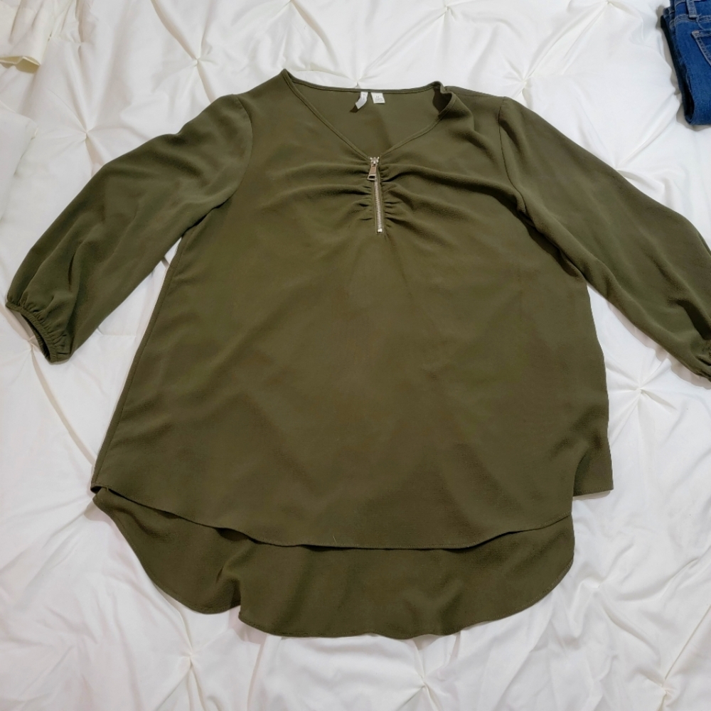 Size M green blouse